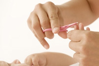 Có nên cắt móng tay cho trẻ sơ sinh?