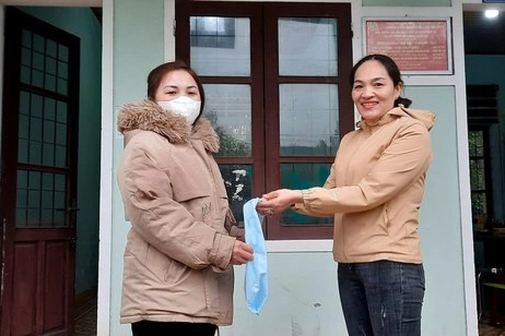 Người phụ nữ nhờ công an trả lại tiền, vàng nhặt được bên đường - 1 Người phụ nữ nhờ công an trả lại tiền, vàng nhặt được bên đường - 1