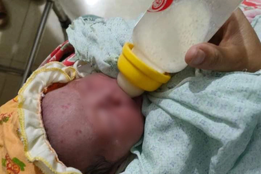 Bé sơ sinh còn nguyên dây rốn bị bỏ rơi ở trạm bơm cũ