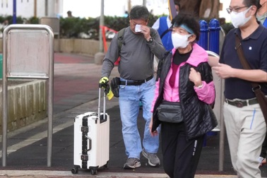 Cư dân chật vật sau vụ cháy chung cư ở Hong Kong