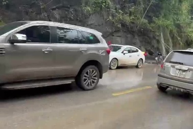 Trăm hộ gia đình ở Tuyên Quang mang xô chậu ra đường, tranh thủ tắm giặt