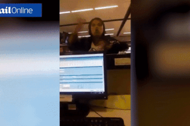 Hành khách “cả giận mất khôn” đập vỡ máy tính tiếp viên vì trễ chuyến