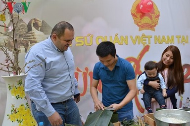 Cộng đồng người Việt tại Ai Cập gói bánh chưng giữ gìn Tết cổ truyền