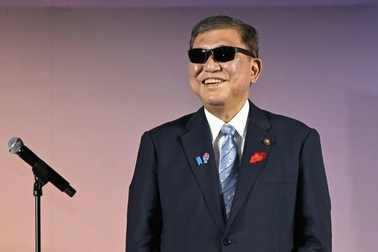 Thủ tướng Nhật Bản nhận giải "chính trị gia đeo kính đẹp nhất"