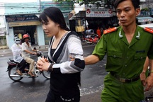 Bài 5: Bắt bà chủ xăm hình "quái vật" lên mặt và ngực thiếu nữ