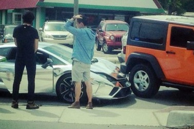 Lamborghini Gallardo mạ crôm húc Jeep Wrangler