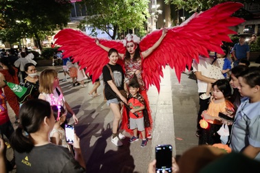 Giới trẻ TPHCM chi cả chục triệu đồng cho trang phục đêm Halloween