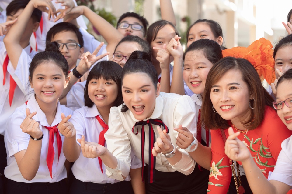 Lý Nhã Kỳ tự tay bó hoa tặng thầy cô - 5