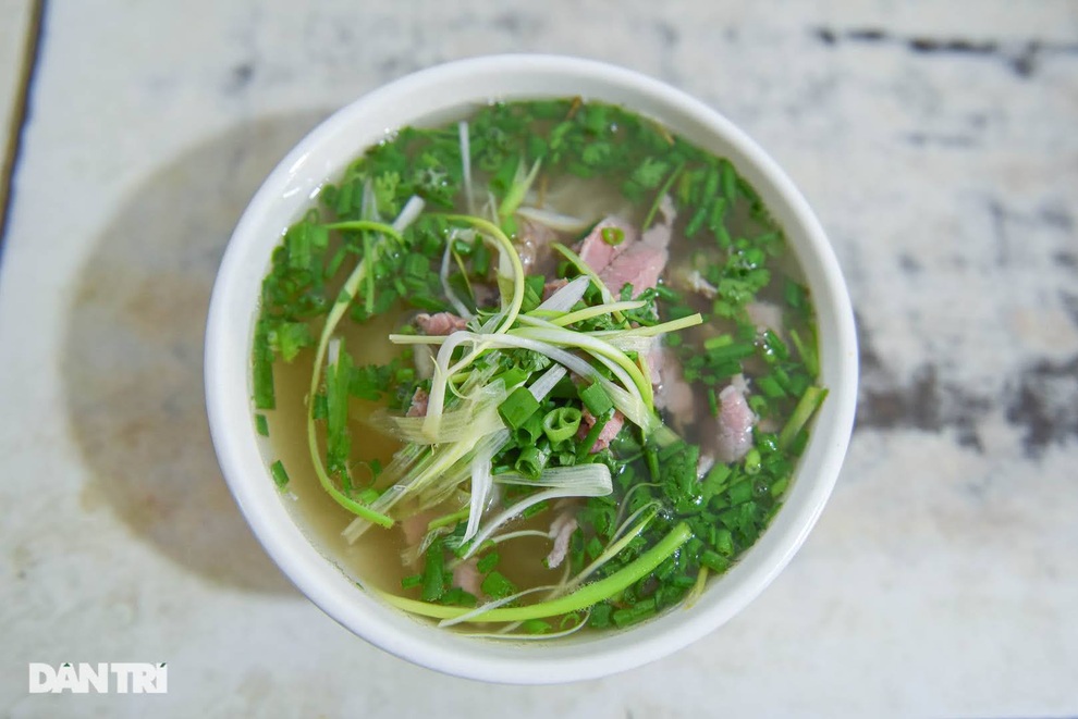 Quán phở có ông chủ lạ đời, gần 30 năm không cho vợ động vào dao thái thịt - 7 Quán phở có ông chủ lạ đời, gần 30 năm không cho vợ động vào dao thái thịt - 7