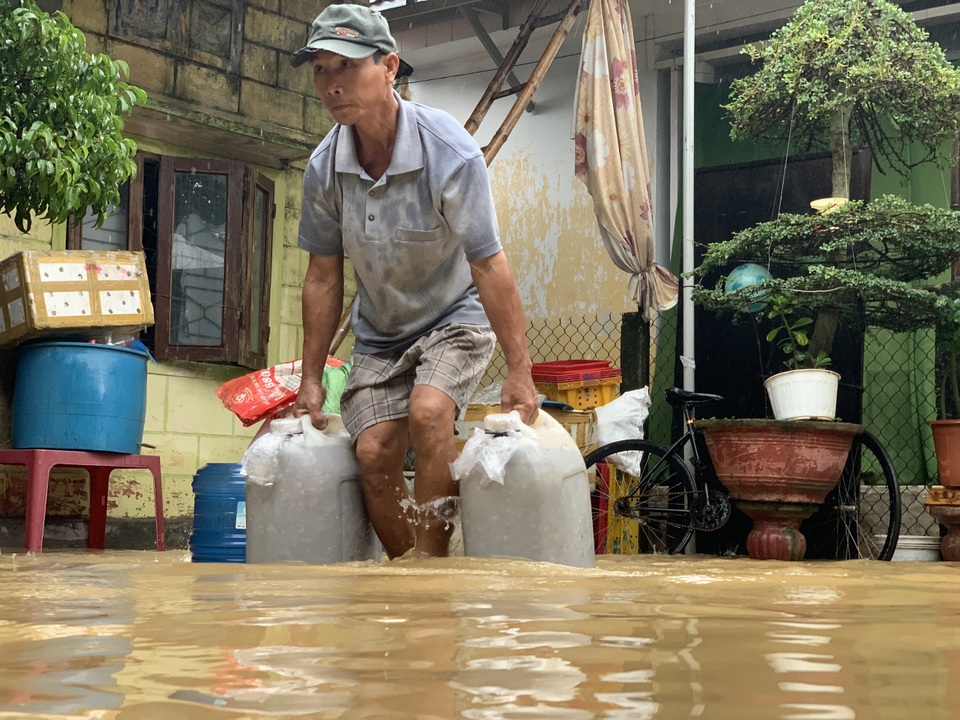 Quảng Ngãi: Lũ lên nhanh, nhiều khu dân cư ngập sâu - 3 Quảng Ngãi: Lũ lên nhanh, nhiều khu dân cư ngập sâu - 3