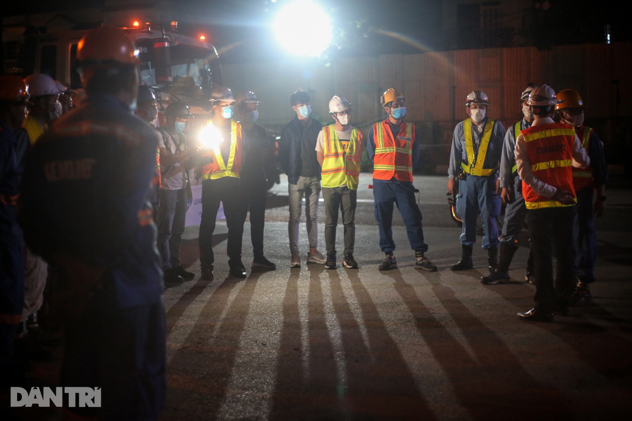 Xe siêu trọng xuyên đêm vận chuyển 3 toa tàu Metro số 1 về Depot Long Bình - 5