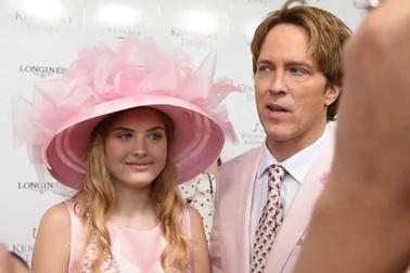 Dannielynn Birkhead đội mũ của mẹ đi xem đua ngựa