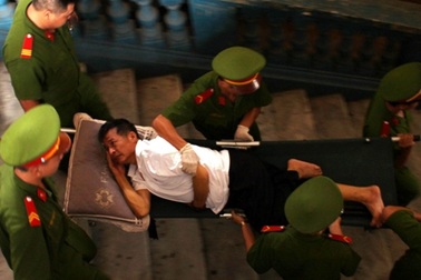 Giám đốc hành xử giang hồ hầu tòa trên cáng cứu thương