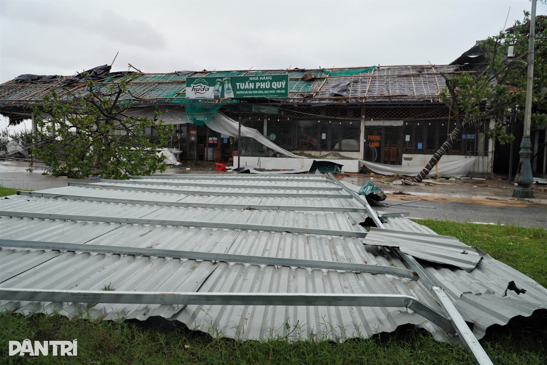 Khu du lịch biển Thiên Cầm tan hoang, nhiều nhà hàng đổ sập sau bão Bualoi - 8 Khu du lịch biển Thiên Cầm tan hoang, nhiều nhà hàng đổ sập sau bão Bualoi - 8