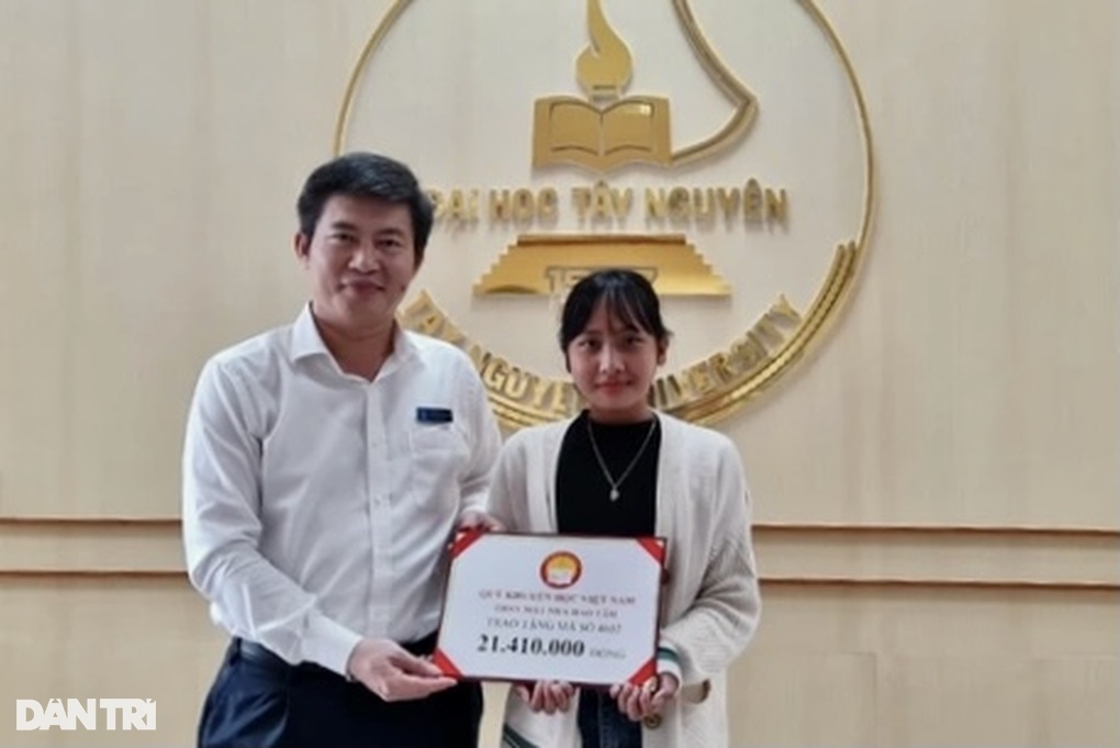 Nữ sinh nghèo nhận hơn 270 triệu đồng ủng hộ từ bạn đọc Dân trí - 2 Nữ sinh nghèo nhận hơn 270 triệu đồng ủng hộ từ bạn đọc Dân trí - 2