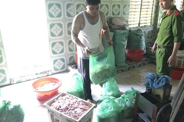 Thu giữ hàng trăm kg mỡ động vật không rõ nguồn gốc