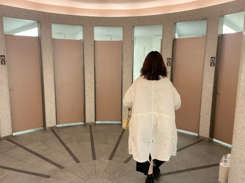 Du khách ngỡ ngàng vì WC công cộng ở Nhật như khách sạn, sạch và hiện đại - 2
