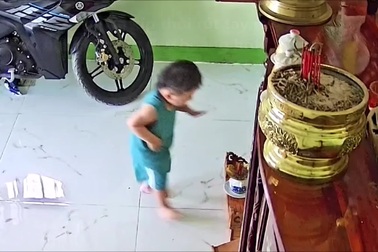 Em bé gặp tai nạn nguy hiểm từ tình huống khó ngờ cảnh báo các phụ huynh