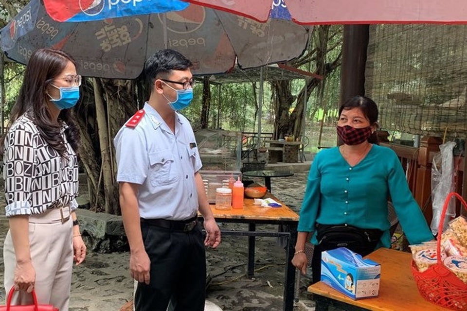 Tăng cường bộ đội lên biên giới, đóng cửa quán bar, karaoke để chống dịch - 2 Tăng cường bộ đội lên biên giới, đóng cửa quán bar, karaoke để chống dịch - 2