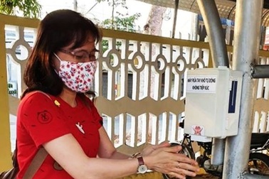 Độc đáo học sinh chế tạo thiết bị rửa tay khô tự động không tiếp xúc