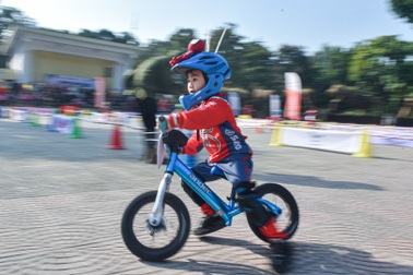 Đua xe thăng bằng "siêu tốc độ" cùng các tay đua nhí