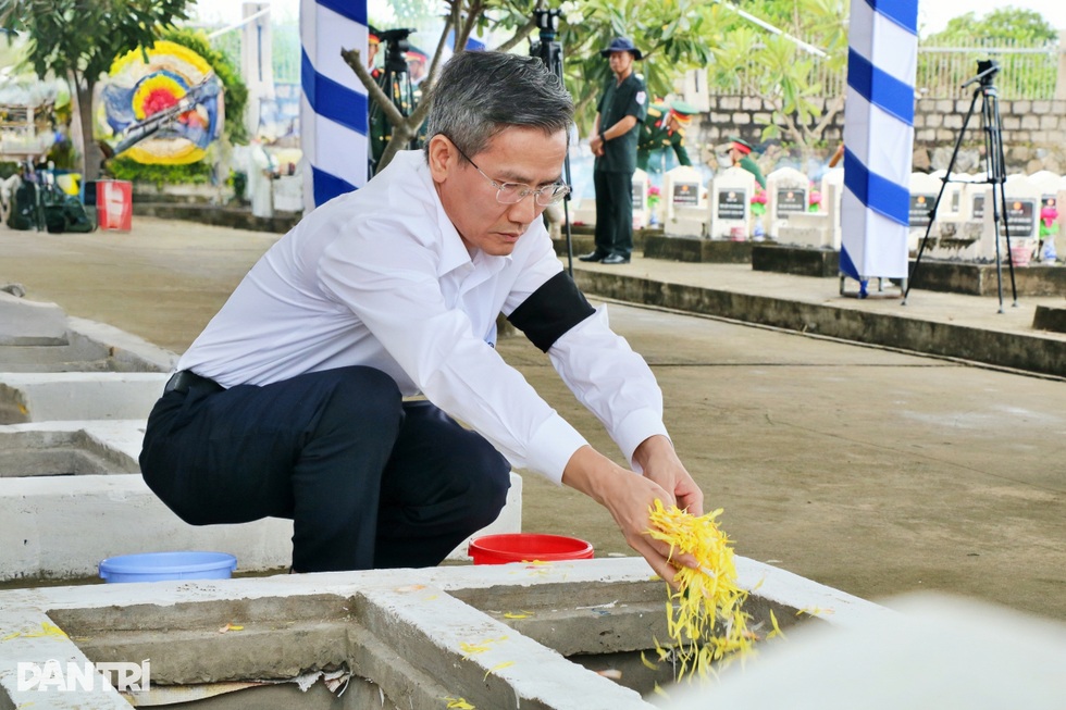 Thủ tướng dự lễ truy điệu và an táng hài cốt liệt sỹ tại An Giang - 6 Thủ tướng dự lễ truy điệu và an táng hài cốt liệt sỹ tại An Giang - 6