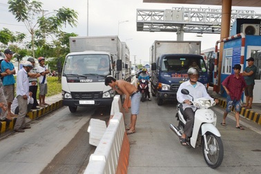 Sau giảm phí, tài xế tiếp tục gây hỗn loạn tại trạm BOT Sóc Trăng