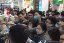 Cảnh người dân chen chúc, giành nhau mua khẩu trang "đông chưa từng có" ở Hà Nội