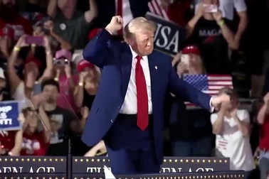 Ông Trump nhún nhảy tại sự kiện kỷ niệm 100 ngày nhậm chức