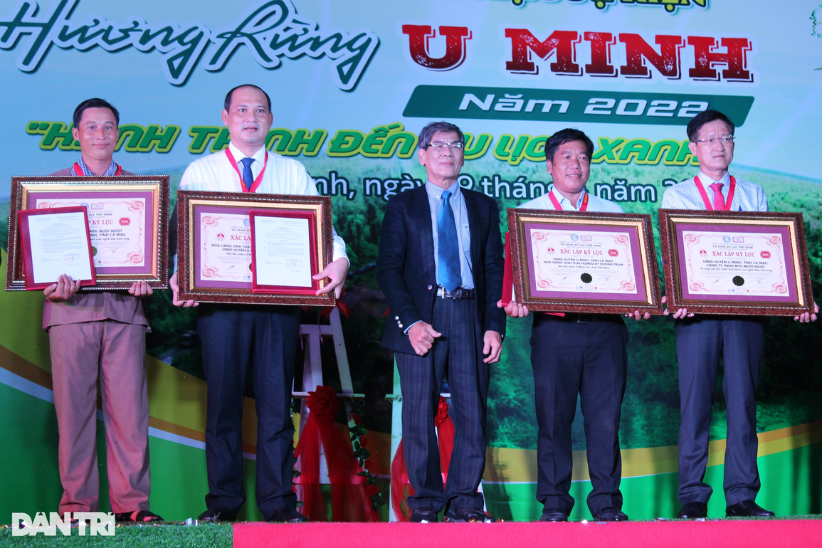 Kỷ lục tổ ong mật và lẩu mắm lớn nhất Việt Nam - 1 Kỷ lục tổ ong mật và lẩu mắm lớn nhất Việt Nam - 1
