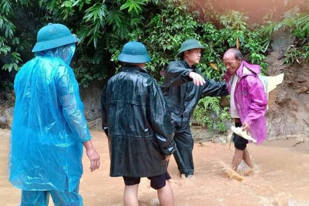 Sơ tán khẩn cấp hàng chục người dân khỏi vùng nguy cơ lũ quét - 1 Sơ tán khẩn cấp hàng chục người dân khỏi vùng nguy cơ lũ quét - 1
