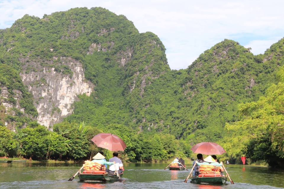Di sản Tràng An “trong xanh mát lành” giữa trời thu làm say lòng du khách - 2 Di sản Tràng An “trong xanh mát lành” giữa trời thu làm say lòng du khách - 2