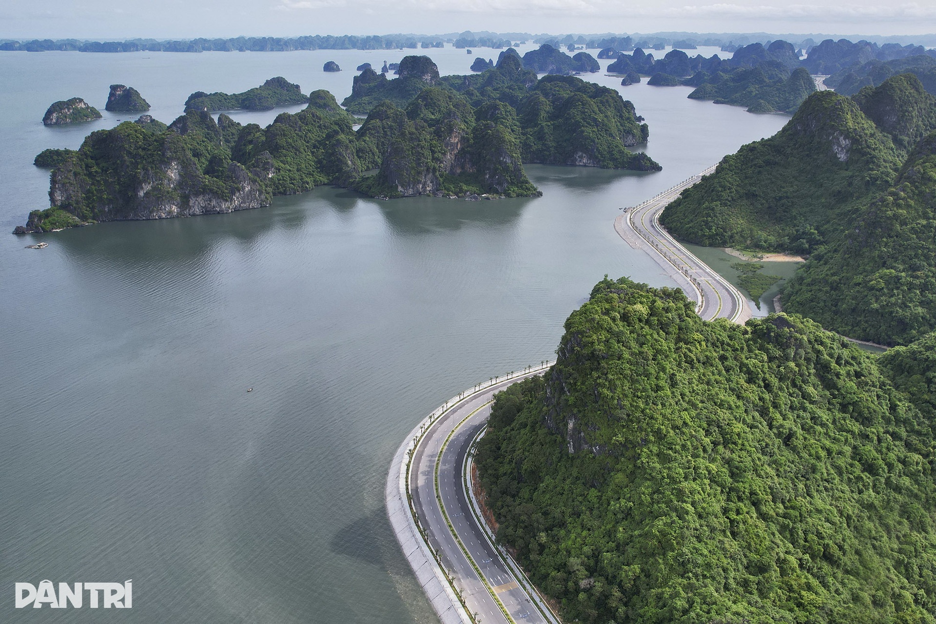 Ngắm đường bao biển đi xuyên qua kỳ quan thế giới vịnh Hạ Long - 7 Ngắm đường bao biển đi xuyên qua kỳ quan thế giới vịnh Hạ Long - 7