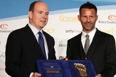 Ryan Giggs giành giải bàn chân vàng 2011
