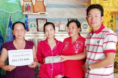 Trao hơn 200 triệu đồng đến cô gái nghèo mơ chút tiền khâu vết thủng ở bụng