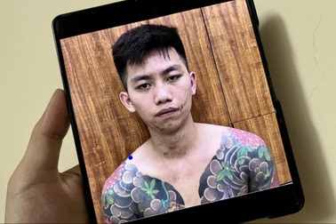 Bắt tài xế lái Mazda CX5 hất công an lên nắp capo