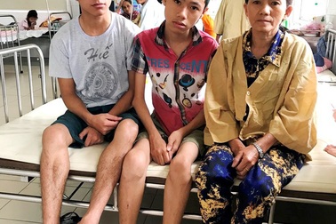 "Mỗi lần chân đau nhức, cháu chỉ biết thức trắng đêm nằm khóc !"