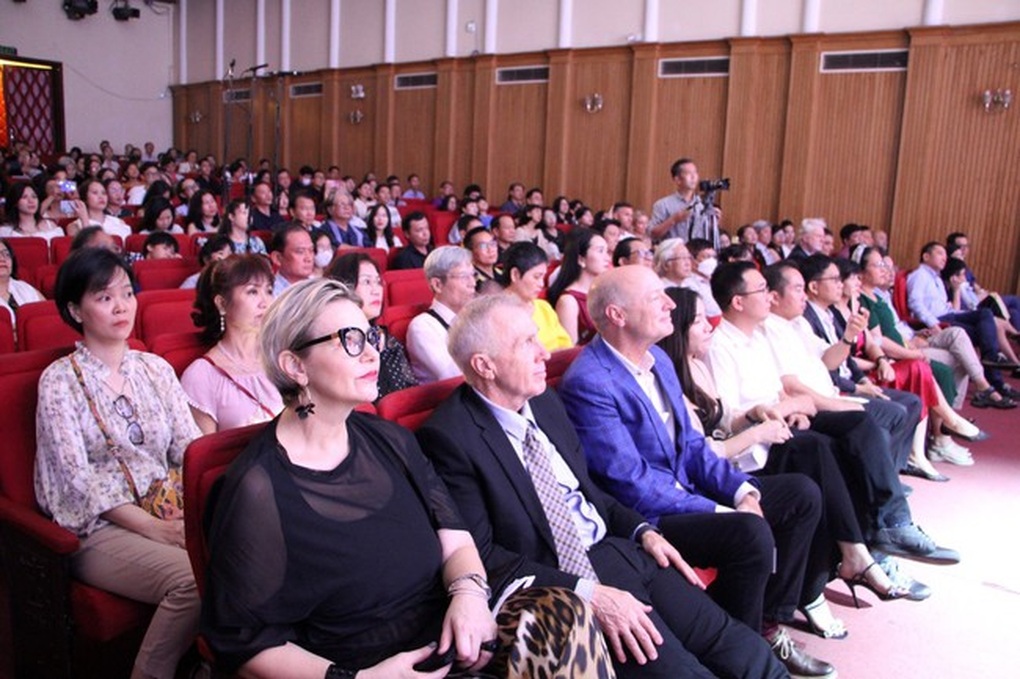 Đỗ Vũ Lan Nhung đầy cảm xúc trong liveshow đầu tiên - 2 Đỗ Vũ Lan Nhung đầy cảm xúc trong liveshow đầu tiên - 2