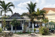 Thông tin bất ngờ vụ lãnh đạo huyện đi xe hơi, nhận nhà nghĩa tình “khủng”!