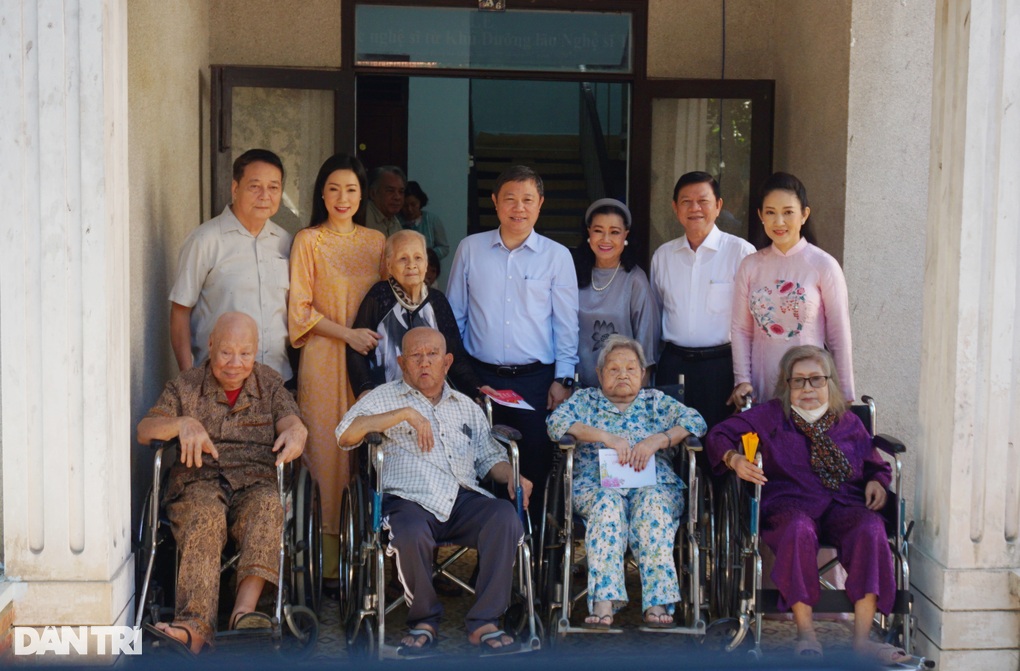 Con gái xúc động đưa nghệ sĩ Mạc Can vào Trung tâm dưỡng lão - 1 Con gái xúc động đưa nghệ sĩ Mạc Can vào Trung tâm dưỡng lão - 1