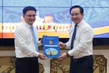 Ông Nguyễn Mạnh Cường nhận quyết định phê chuẩn làm Phó chủ tịch UBND TPHCM