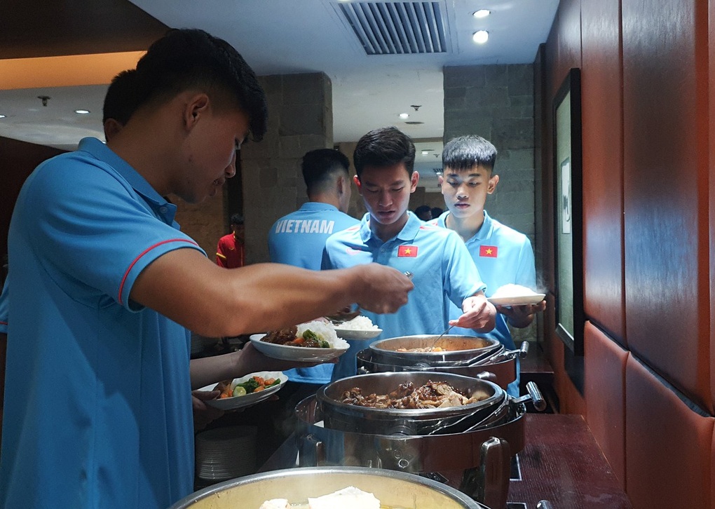 Tuyển Việt Nam đến Philippines, bất ngờ vì được cổ động viên chào đón - 9 Tuyển Việt Nam đến Philippines, bất ngờ vì được cổ động viên chào đón - 9