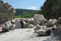 Đá “khổng lồ” tiếp tục rơi, đường lên núi Cấm bị phong toả