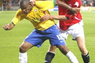 Brazil sa lầy ở Oslo, Đức “đại phá” cầu môn Thụy Điển