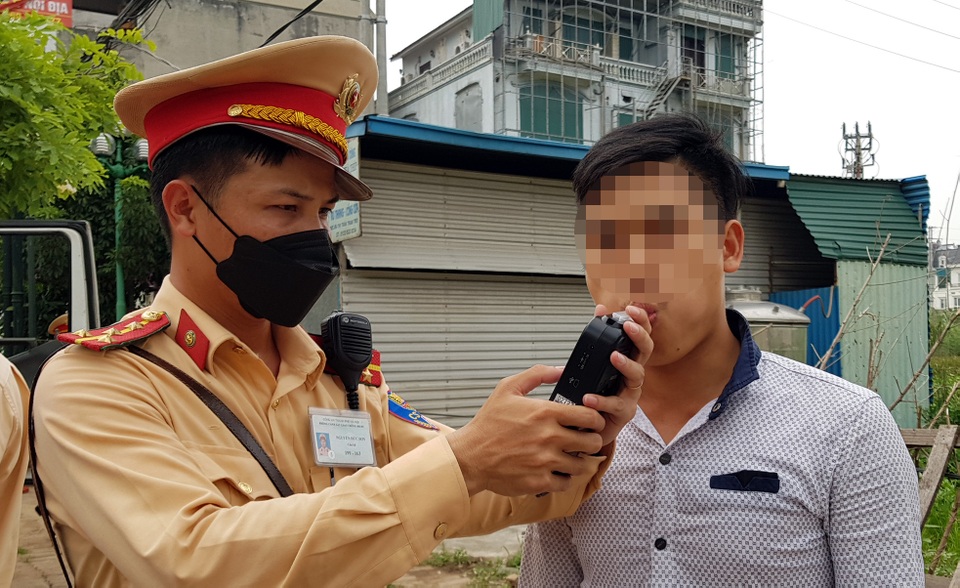 Hà Nội: Bị thu xe vì uống 1 lon bia rồi đi… đổ xăng - 5 Hà Nội: Bị thu xe vì uống 1 lon bia rồi đi… đổ xăng - 5