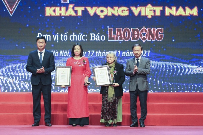 Phó Trưởng ban Thường trực Ban Dân vận Trung ương Phạm Tất Thắng và ông Phạm Huy Giang - Trưởng ban Thi đua Khen thưởng Trung ương trao biểu trưng vinh danh cho bà Huỳnh Thị Phương Liên và PGS, TS Trần Thị Thu Hà.