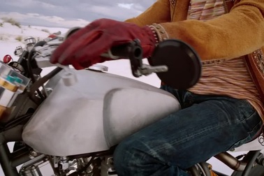 Cảnh hậu trường Brad Pitt thực hiện một buổi chụp hình