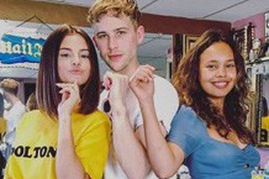 Loạt sao lớn bày tỏ tình yêu nghề ngay trên da thịt