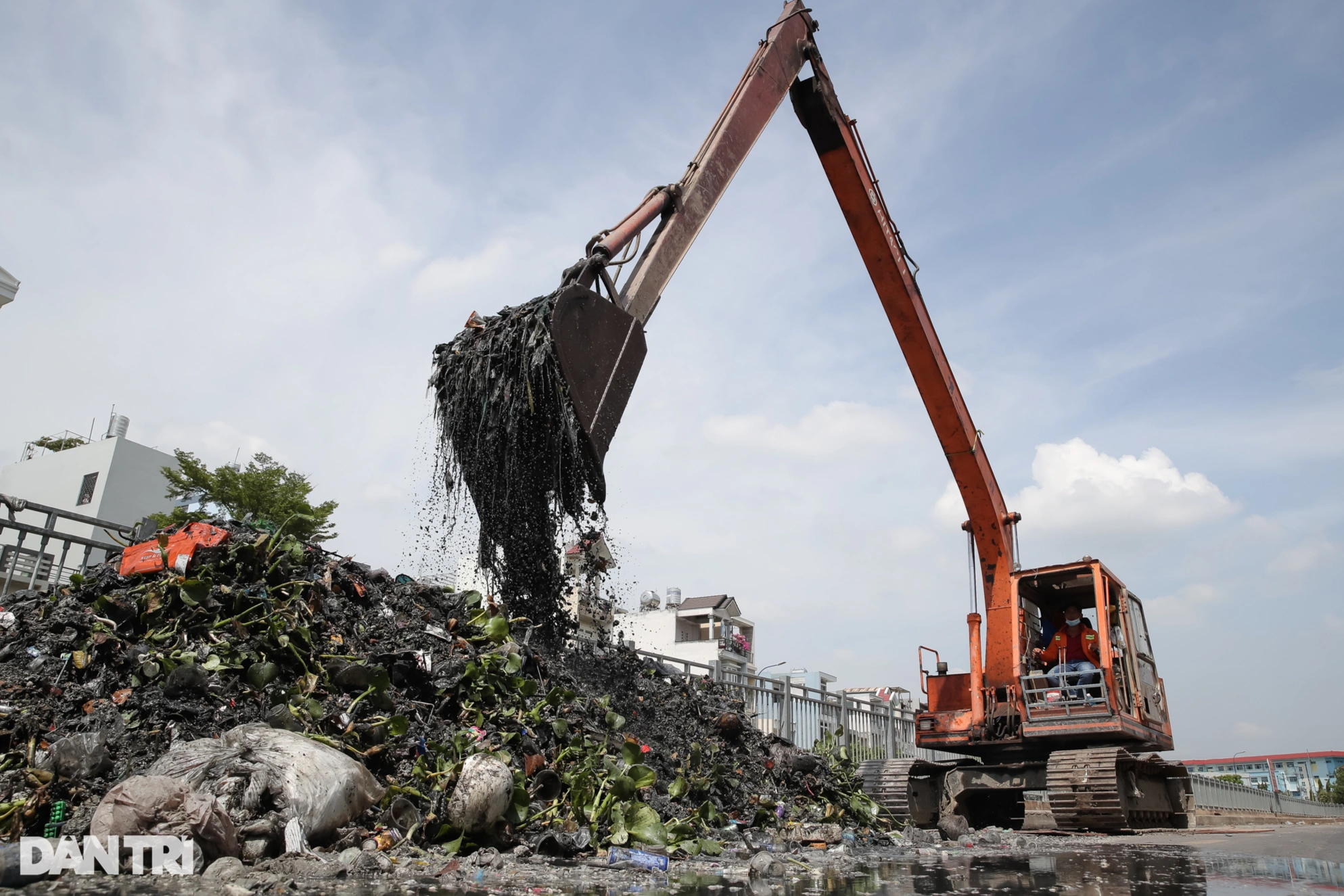 Hàng trăm tấn rác tại Kênh Nước Đen ở TPHCM đã được dọn sạch - 5