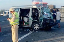 Xe cứu thương nát đầu sau tai nạn trên cao tốc TPHCM - Trung Lương